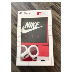 🚩SALE Nike Newborn 3 piece gift box set Size 0-6 months